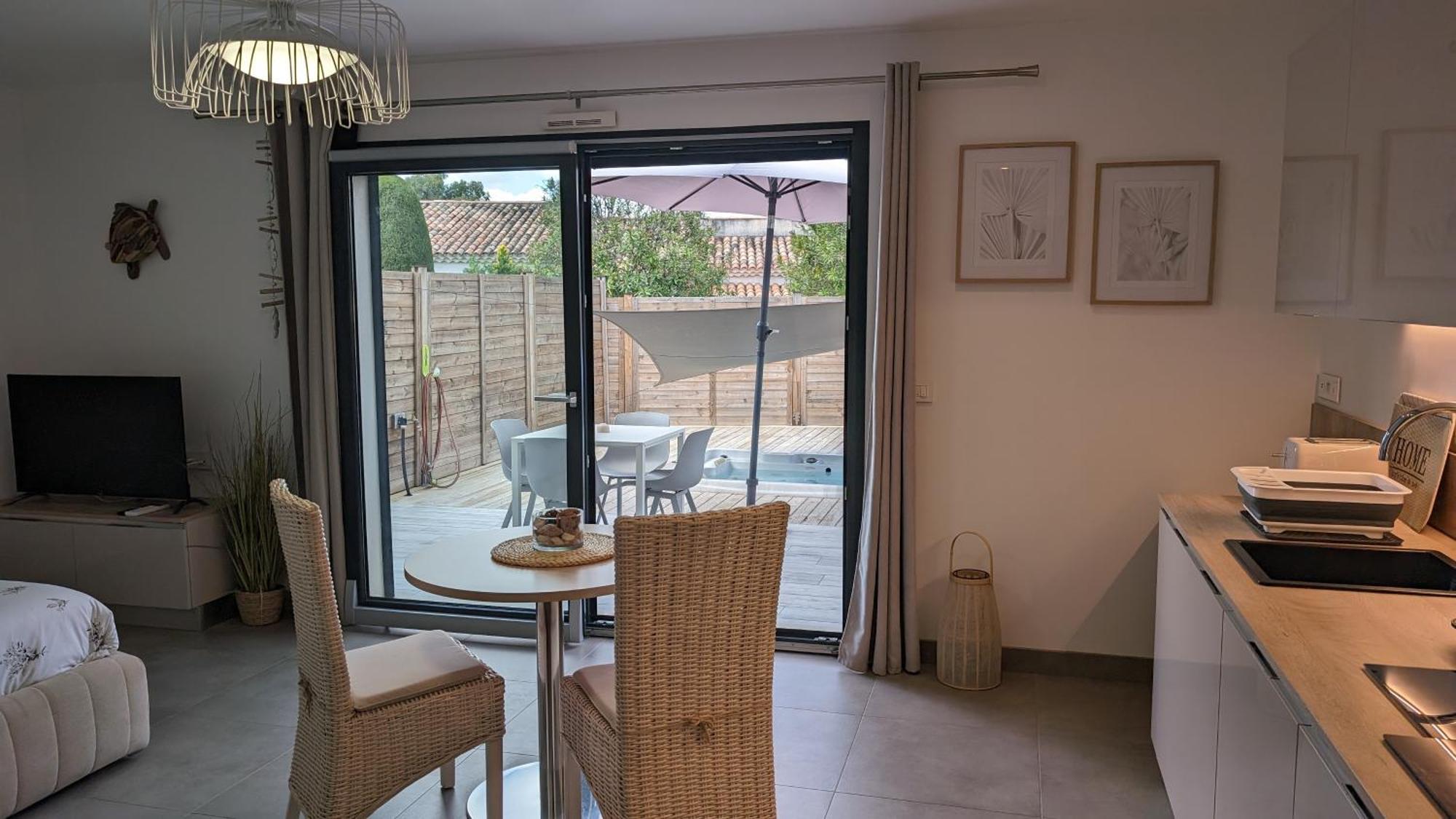 Appartement Luxe Avec Piscine Chauffee & Jacuzzi Prive - Cote D'Azur Roquefort-les-Pins Exterior photo