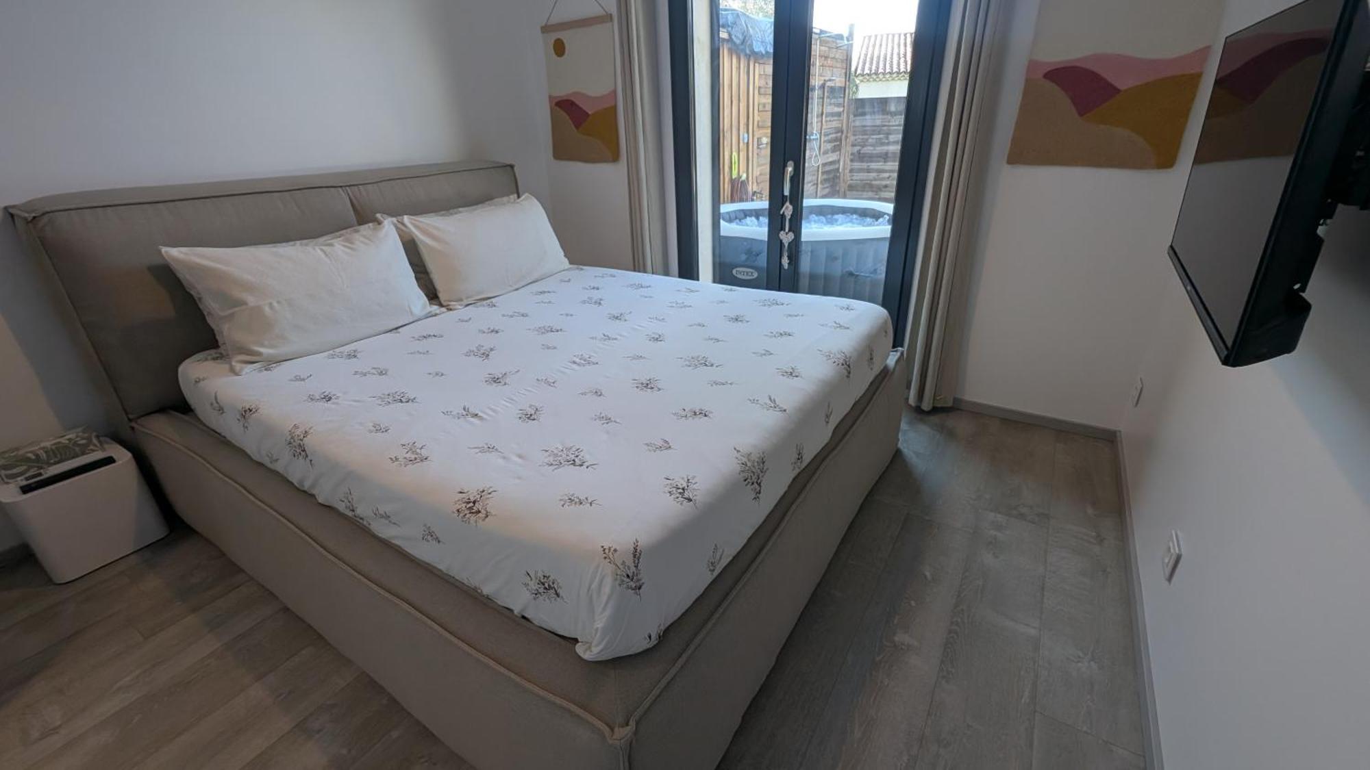 Appartement Luxe Avec Piscine Chauffee & Jacuzzi Prive - Cote D'Azur Roquefort-les-Pins Exterior photo